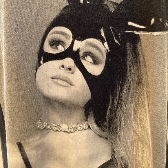 RARE Ariana Grande Dangerous Woman Tour tee - Picture 2 of 4